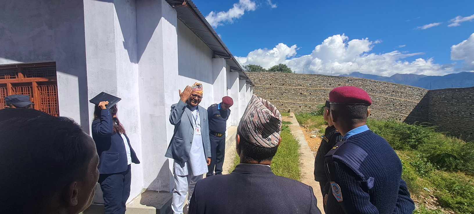 माननीय मुख्य न्यायाधिवक्ता श्री कृष्ण बहादुर हमाल ज्यूले  जुम्ला हिरासत तथा कारागार निरीक्षण गर्नुहुदै